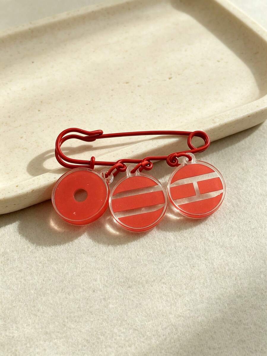1 Red Safety Pin Brooch With 3 Round Acrylic Pendants, Abstract Geometric Charm Brooch, Casual Fashion Accessory - Red - View 1