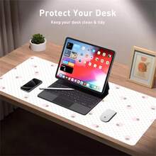 Alas Mouse Meja Besar Kulit PU Motif Polkadot Stroberi Merah Muda yang Lucu, Tahan Air, Anti Kotoran, Anti Selip, Alas Meja Keyboard, Pelindung Permukaan Meja yang Halus, Dekorasi Meja Estetis yang Manis untuk Rumah, Kantor, Kerja, Belajar, Bermain Game, Laptop, Komputer, Desktop, dan Penggunaan Sehari-hari - View 3