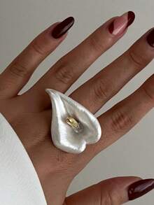 1pc Ins Style Exaggerated Asymmetrical Flower Ring For Women - White - View 1