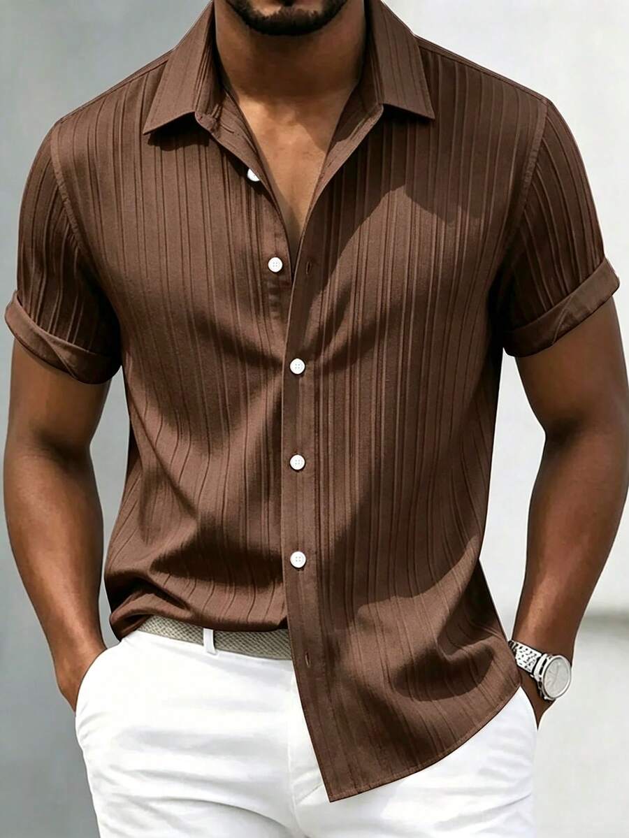 Kemeja Pria Kasual Oversized Longgar Ringan dan Bernapas dengan Kancing Lengan Pendek - Coklat - View 1