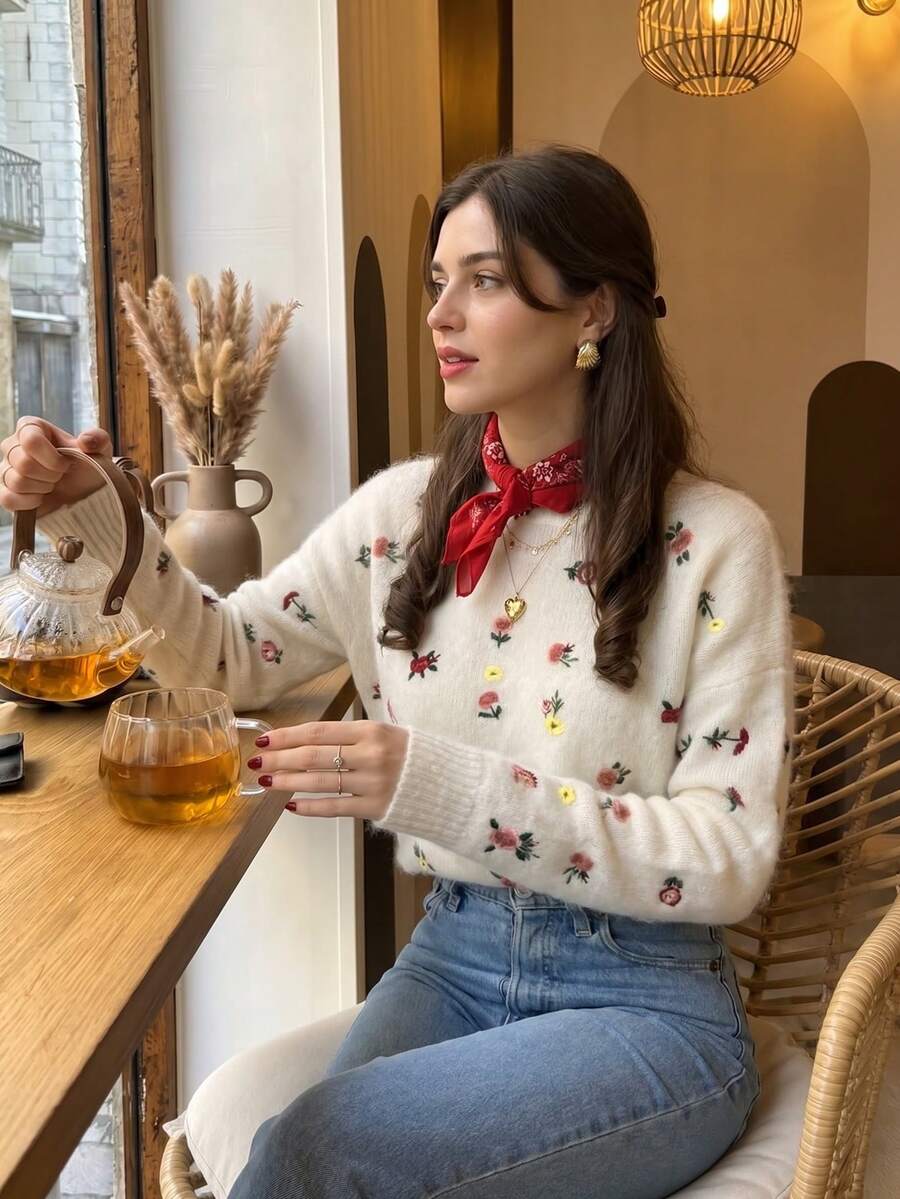 Women's Beige Floral Embroidered Round Neck Knit Sweater, French Vintage Style Loose Fit Top For Autumn/Winter, Suitable For Daily Commute And Casual Wear - Beige - View 1