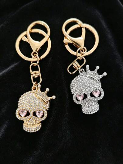 Porte-clés style doux et cool avec crâne aux yeux en forme de cœur, pendentif en métal en forme de couronne orné de strass, cadeau de style punk créatif, pendentif d'Halloween, convient pour la décoration de sac à dos, la décoration de sac quotidien, le cadeau de fête de vacances, porte-clés pour femmes, porte-clés de voiture, matériau de fabrication de porte-clés, porte-clés pour hommes, porte-clés de sac à dos, porte-clés, pendentif de porte-clés, porte-monnaie de porte-clés, porte-clés en vrac, ensemble de porte-clés, accessoires de porte-clés