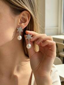 1 Pair Of Fashionable Personalities Snowflake Shaped Faux Pearl Earrings Suitable For Women's Daily Commuting ﻿ - Grey - View 3