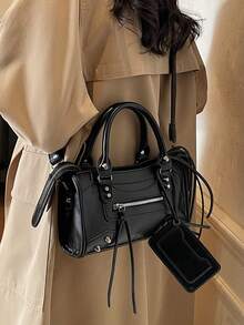 Tas Bantal Gaya Motor Y2K untuk Wanita, Perangkat Keras Rivet Logam, Kantong Resleting Depan Eksternal, Aksesoris Tag dan Rumbai, Tali Selempang yang Dapat Dilepas dan Disesuaikan, Dapat Digunakan Ganda Sebagai Tas Tangan dan Selempang, Desain Berlapis, Tas Streetwear Harian yang Keren dan Personal - Hitam - View 5