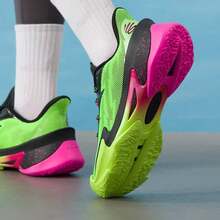 Under Armour Sepatu basket pria dengan bantalan elastisitas tinggi, bagian atas dan sol luar berbahan jala yang bernapas dan tahan lama untuk performa di lapangan dalam ruangan. - Hijau/Hitam/Merah Muda - View 2