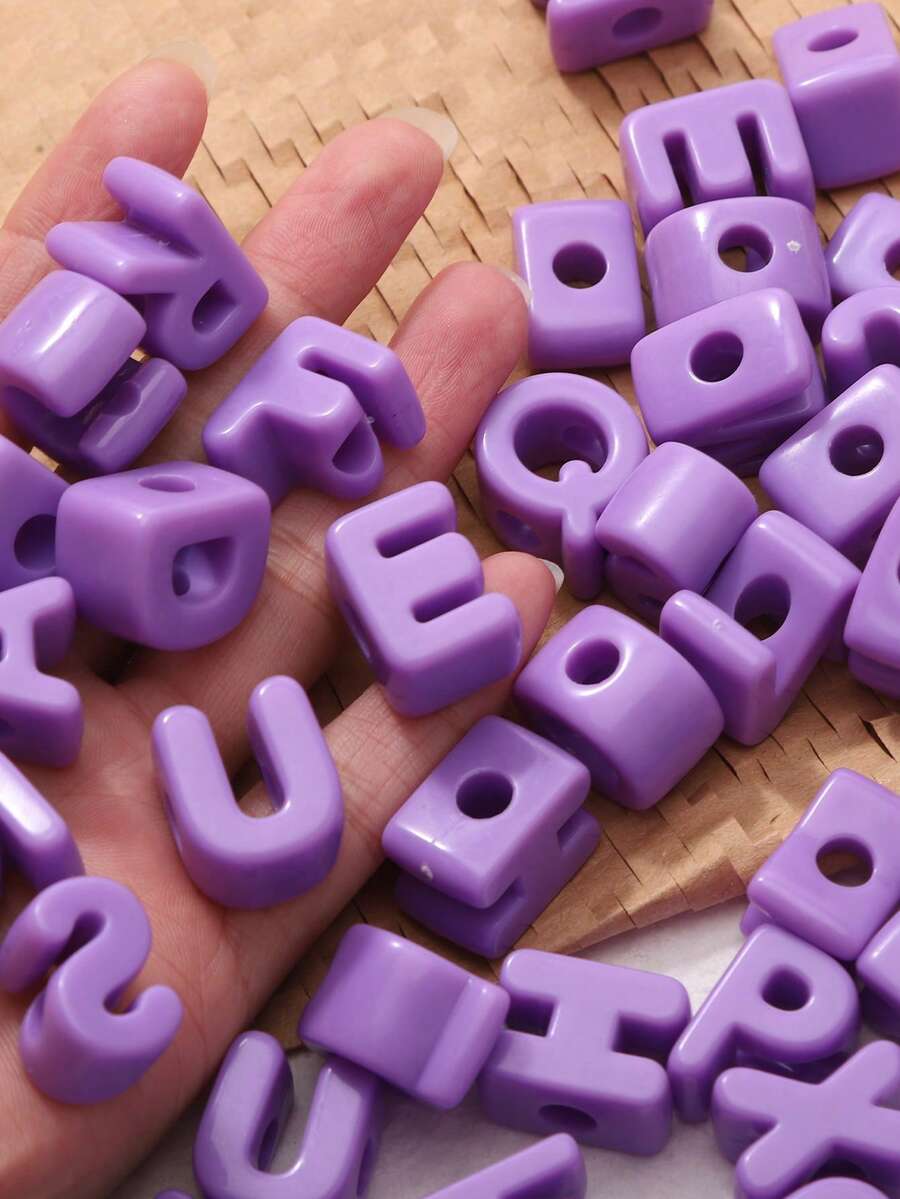 20顆紫色壓克力大孔字母珠 A-Z，DIY手工配件，可用於製作鑰匙圈與手機配件，適合DIY創意手工藝