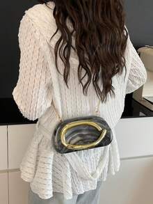 女款晚宴手拿包，橢圓硬殼設計，金色C型提把，未來感奢華風格，適合婚禮、盛會、夜店、晚餐派對 - 黑色 - 查看 3