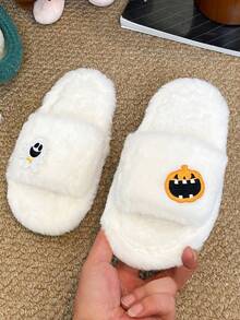 1 par fluffiga tofflor perfekta för Halloween hemma - Vitt - Visa 1