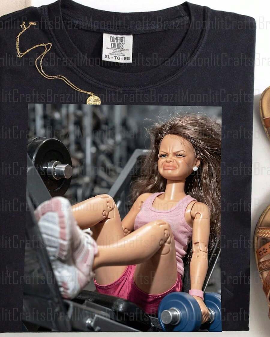 de Confort ® Camiseta con meme de Leg Press Struggle Doll, camiseta divertida para el día de entrenamiento de piernas, camiseta con reacción de levantamiento de pesas, para mejores SX24 - Negro - Ver 1