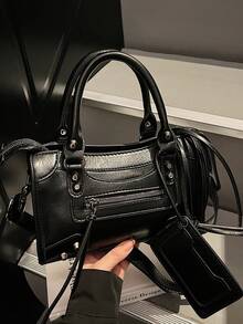 Tas Bantal Gaya Motor Y2K untuk Wanita, Perangkat Keras Rivet Logam, Kantong Resleting Depan Eksternal, Aksesoris Tag dan Rumbai, Tali Selempang yang Dapat Dilepas dan Disesuaikan, Dapat Digunakan Ganda Sebagai Tas Tangan dan Selempang, Desain Berlapis, Tas Streetwear Harian yang Keren dan Personal - Hitam - View 8