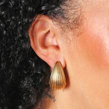 1 Pair Fresh 3D Striped Shell Curved Stud Earrings For Women, Couples, Friends, Party, Date, Gift, Vacation - Gold - View 3