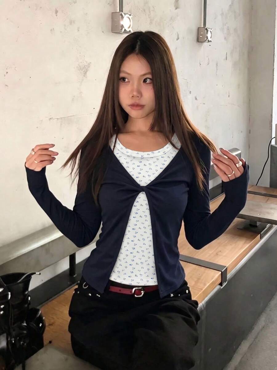 韓式溫柔扭轉前襟藍白拼接花卉設計長袖 2 合 1 女款秋冬上衣 - 藏蓝色 - 查看 1