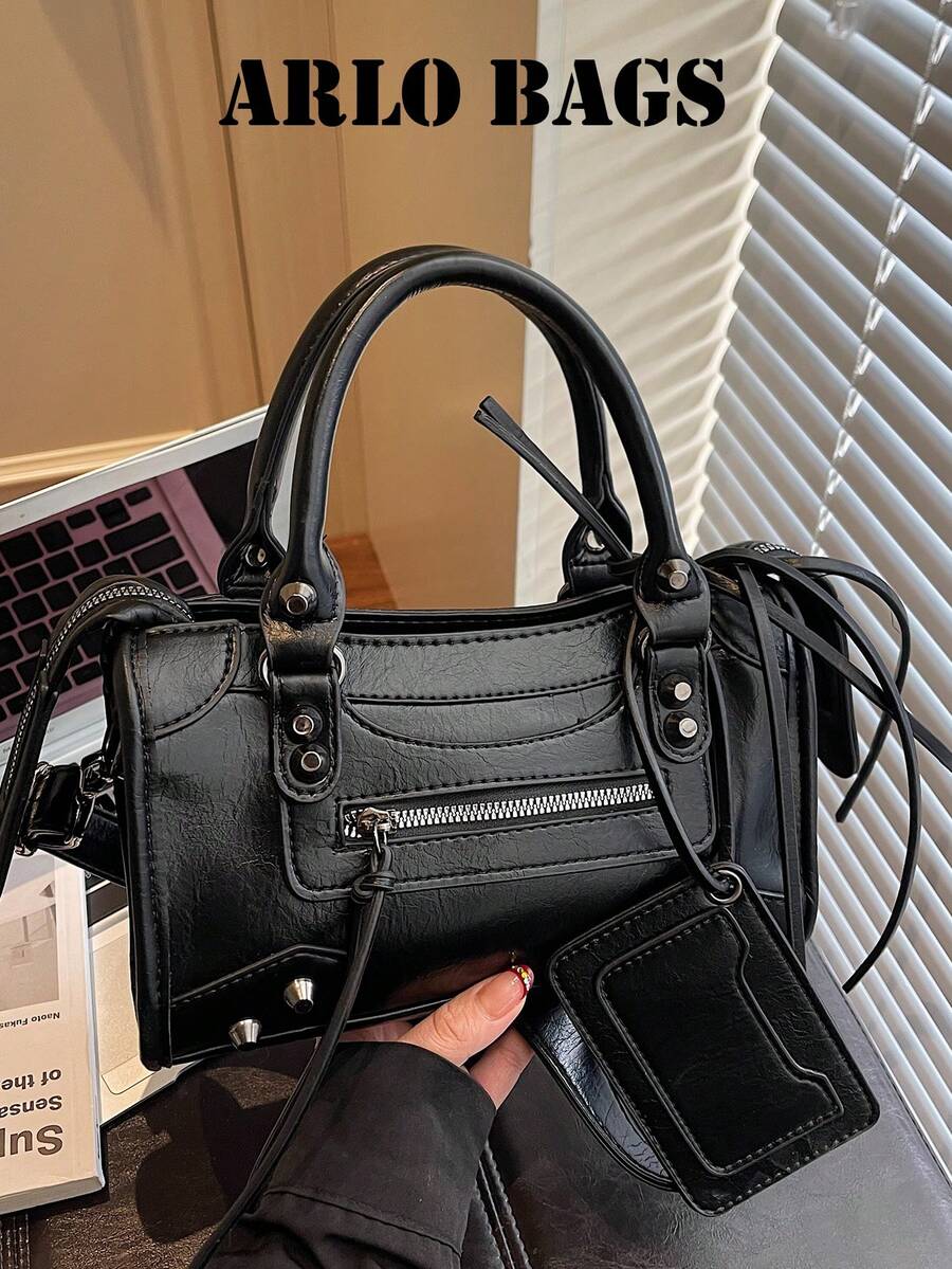 Tas Bantal Gaya Motor Y2K untuk Wanita, Perangkat Keras Rivet Logam, Kantong Resleting Depan Eksternal, Aksesoris Tag dan Rumbai, Tali Selempang yang Dapat Dilepas dan Disesuaikan, Dapat Digunakan Ganda Sebagai Tas Tangan dan Selempang, Desain Berlapis, Tas Streetwear Harian yang Keren dan Personal - Hitam - View 1