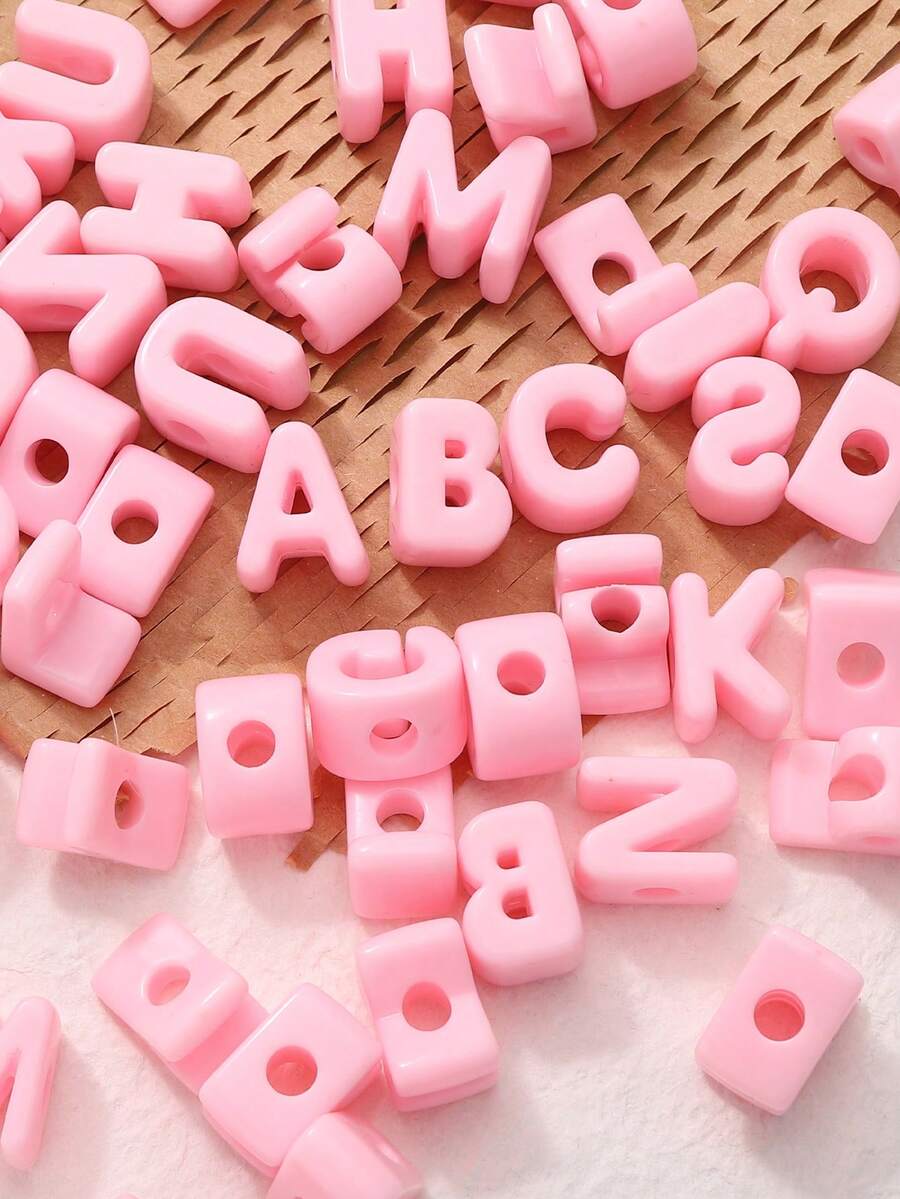 20顆粉色壓克力大孔字母珠 A-Z，DIY手工配件，可用於製作鑰匙圈與手機配件，適合創意手工藝