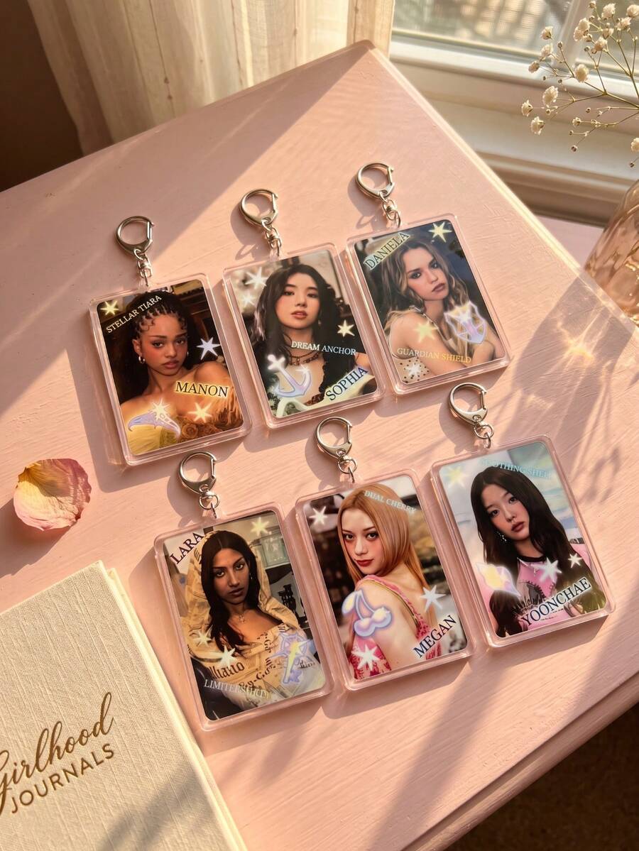 1Pc/6Pcs KATSEYE Girl Group Member Themed Star Symbol & Exclusive Prop Acrylic Keychains, Including Manon (Stellar Tiara), Sophia (Dream Anchor), Daniela (Guardian Shield), Exclusive Design, Fashionable Bag Charm, Suitable For Fan Gifts, Support Collection, All Seasons - Multicolor - View 1