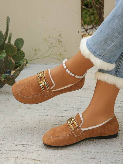 Mocassins grande taille 36-43 automne/hiver style classique britannique marron en daim texturé avec boucle en chaîne métallique, doublure thermique, sans lacets, pour trajets quotidiens, décontractés, bout rond, plats, légers, souples, antidérapants, chauds et polyvalents