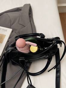 Tas Bantal Gaya Motor Y2K untuk Wanita, Perangkat Keras Rivet Logam, Kantong Resleting Depan Eksternal, Aksesoris Tag dan Rumbai, Tali Selempang yang Dapat Dilepas dan Disesuaikan, Dapat Digunakan Ganda Sebagai Tas Tangan dan Selempang, Desain Berlapis, Tas Streetwear Harian yang Keren dan Personal - Hitam - View 7
