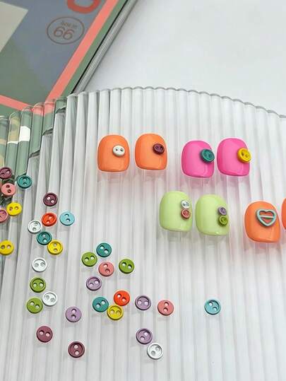 1 Caja de Decoraciones de Arte de Uñas con Botones Mini Surtidos, Diseño de Botón Redondo Pequeño y Colorido, Paleta de Colores Vibrantes de Macaron, Pequeño y Ligero, Estilo Divertido y Único. Almacenamiento en Caja, Adecuado para Arte de Uñas de Otoño, Arte de Uñas de Fiesta de Navidad, Creando una Atmósfera Lúdica Vintage de Otoño/Invierno Efecto DIY de Uñas Largas