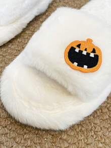 1 par fluffiga tofflor perfekta för Halloween hemma - Vitt - Visa 7