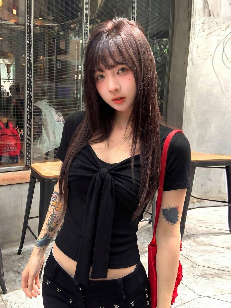 Kaos Lengan Pendek Motif Pita untuk Wanita, Atasan Slim Fit Leher V untuk Musim Panas, Warna Hitam - Hitam - View 1