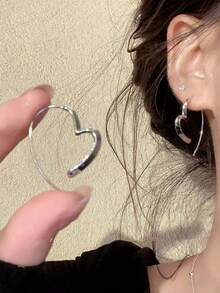 1 Pair Fashion Niche High-End Metal Heart Hoop Earrings - Love - View 1
