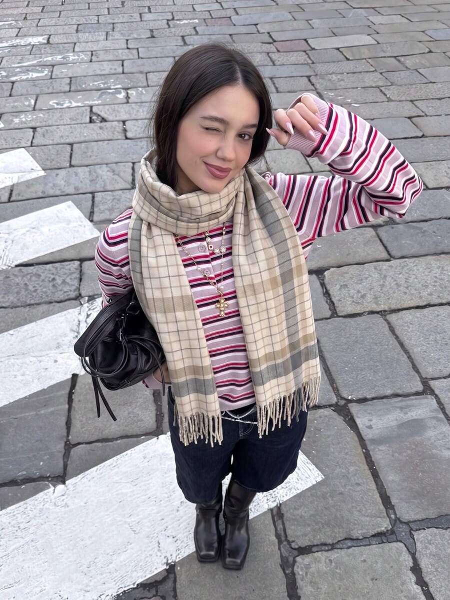 1件女款極簡純色格紋圍巾，休閒百搭流蘇保暖披肩，時尚防寒外套，適合日常穿著