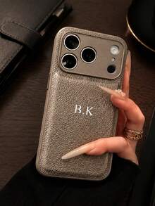 客製化奢華荔枝紋人造皮革手機殼，字母姓名客製，適用於 Apple 18 17 16 15 14 13 12 11 Pro Max 16 Plus 17 Air，全包覆鏡頭防摔防落防指紋手機殼，金銀橘韓風極簡復古情侶手機殼，生日禮物、聖誕禮物、女性禮物、客製化禮物、Etsy/客製產品、給她的週年禮物、婚禮禮物 - 金色 - 查看 4