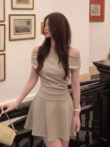 Gaun Prancis Seksi dengan Bahu Asimetris untuk Wanita, Gaun Mini A-Line Elegan dan Pas Badan untuk Musim Panas - Khaki - View 1