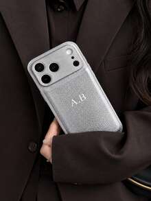 客製化奢華荔枝紋人造皮革手機殼，字母姓名客製，適用於 Apple 18 17 16 15 14 13 12 11 Pro Max 16 Plus 17 Air，全包覆相機鏡頭防摔防落防指紋手機殼，金銀橘韓系極簡復古情侶手機殼，適合女性的生日禮物與聖誕禮物 - 銀色 - 查看 3