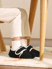 1 Pair Cartoon Contrast Color Kids Slippers, Thermal Lining Warm, Suitable For Autumn/Winter Indoor Home Wear For Boys & Girls, Non-Slip Design, Applicable For Indoor & Outdoor Scenes - Black - View 4