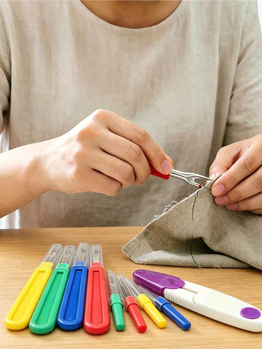 مجموعة 9 قطع من فتاكة الخيوط الملونة، 4 فتاكات كبيرة و4 صغيرة + مقص خيوط صغير، مع أغطية واقية، أدوات خياطة لإزالة الغرز الخاطئة وتعديل الحرف اليدوية القماشية والتطريز والتقطيب المتقاطع وإصلاح الملابس المنزلية - فتاقة خياطة - مشاهدة 1