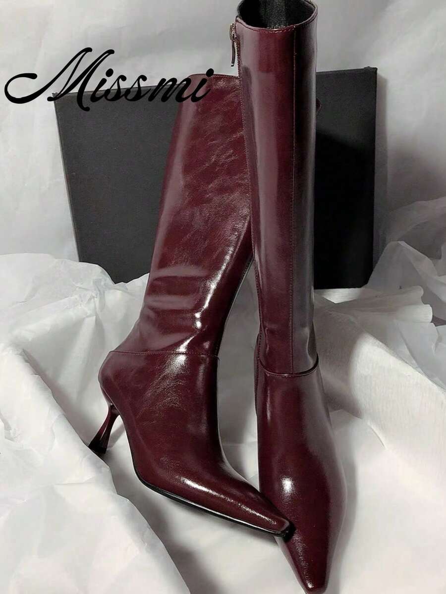Sepatu bot setinggi lutut dengan hak stiletto berujung runcing, bahan suede elastis, pas ramping, dan resleting. - Burgundy - View 1