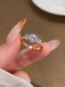ESBERRY 1 buah Cincin Moissanite, Cincin Elegan dengan Tiga Batu 1ct Bertatahkan Bingkai, Cocok untuk Pertunangan dan Pemakaian Sehari-hari Wanita - Emas - View 8