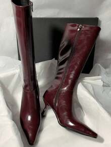 Sepatu bot setinggi lutut dengan hak stiletto berujung runcing, bahan suede elastis, pas ramping, dan resleting. - Burgundy - View 2