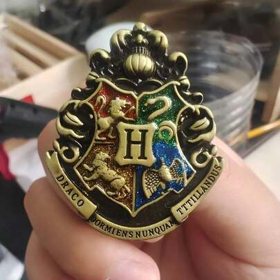 Warner Bros 1pc Authentic "Harry Potter" Hogwarts Metal Brooch, Vintage Enamel School Emblem Lapel Pin, Cosplay Costume Accessory, Party Gift, Christmas Gift (Random Style)