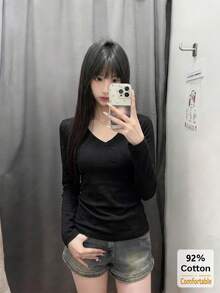 女款 2 件組 92% 棉 V 領修身長袖 T 恤，黑色 + 白色純色百搭舒適內搭上衣，秋冬休閒百搭修身上衣 - 黑色+白色 - 查看 2