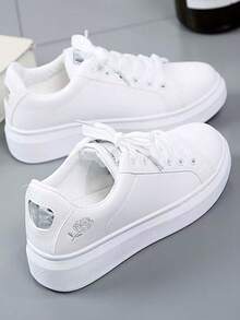 Zapatillas de deporte casuales para mujer, zapatos con panel de PU con cordones delanteros, punta redonda, parte superior baja con patrón de rosas - Plateado - Ver 1