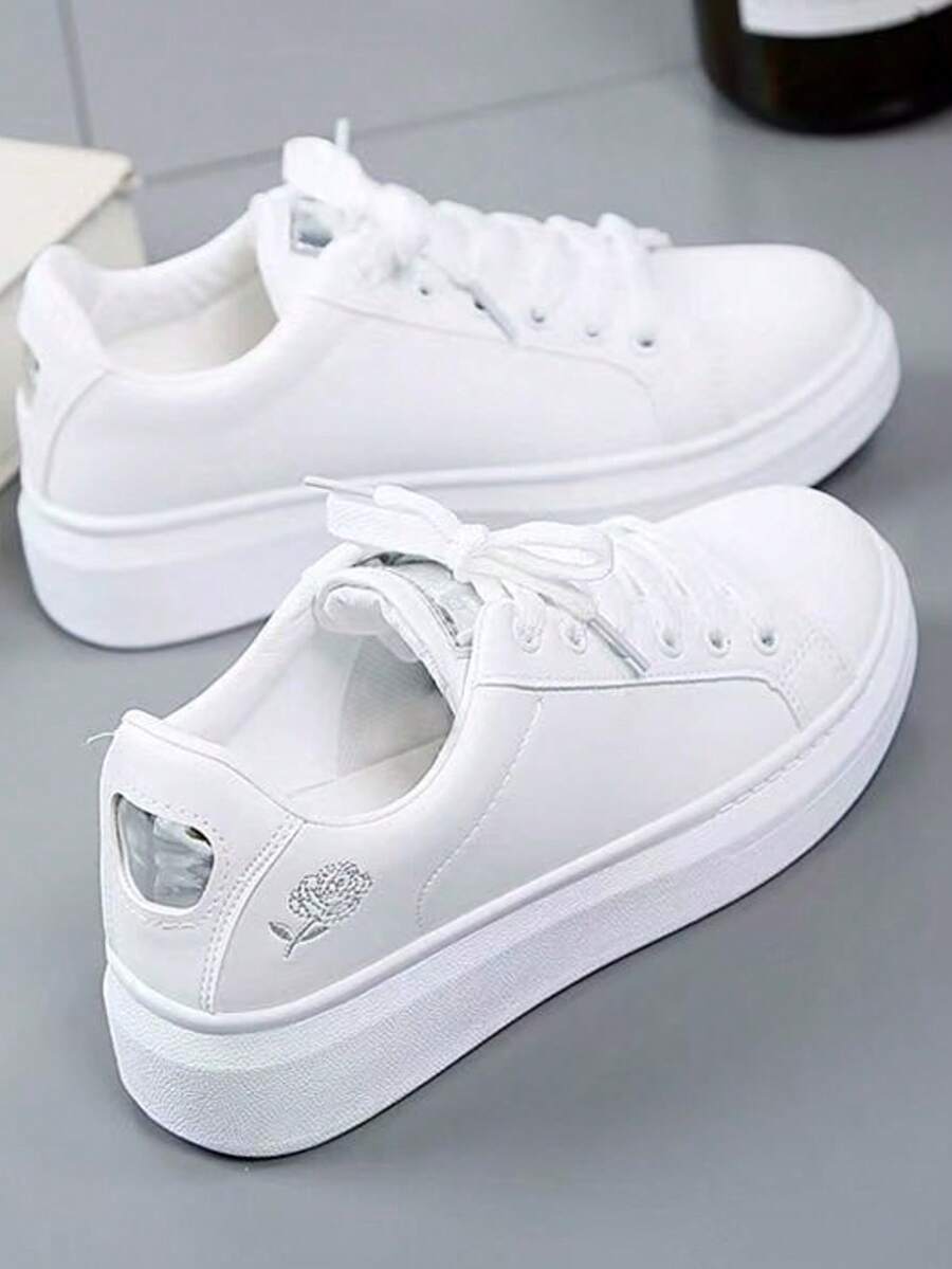 Zapatillas de deporte casuales para mujer, zapatos con panel de PU con cordones delanteros, punta redonda, parte superior baja con patrón de rosas - Plateado - Ver 1