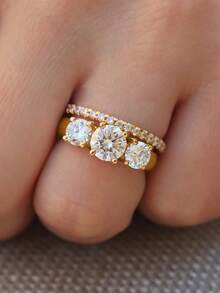 ESBERRY 1 buah Cincin Moissanite, Cincin Elegan dengan Tiga Batu 1ct Bertatahkan Bingkai, Cocok untuk Pertunangan dan Pemakaian Sehari-hari Wanita - Emas - View 3