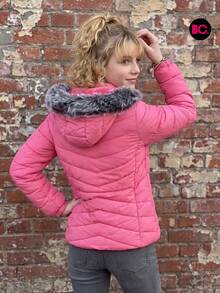 Chamarra Acolchada Para Niña Con Capucha Desmontable Y Peluche, Cierre Frontal, Bolsillos Con Cierre, Casual Para Invierno, Escuela, Paseos, Viajes Y Uso Diario Infantil Big City Moda Casual - Fucsia - Ver 2