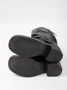 女款黑色時尚靴 經典款保暖內裡 秋冬扣帶歐美小眾粗跟厚底輕量西式鬆皺靴 秋冬新款復古機車靴顯瘦時尚騎行靴 - 黑色 - 查看 10