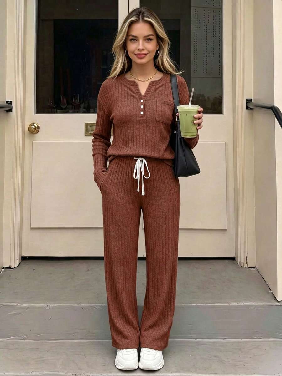 女款舒適羅紋居家服兩件套,亨利領鈕扣長袖上衣與抽繩高腰寬腿長褲 - 紅色 - 查看 1
