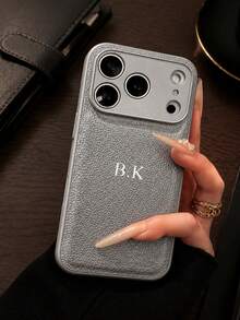 客製化奢華荔枝紋人造皮革手機殼，字母姓名客製，適用於 Apple 18 17 16 15 14 13 12 11 Pro Max 16 Plus 17 Air，全包覆相機鏡頭防摔防落防指紋手機殼，金銀橘韓系極簡復古情侶手機殼，適合女性的生日禮物與聖誕禮物 - 銀色 - 查看 4