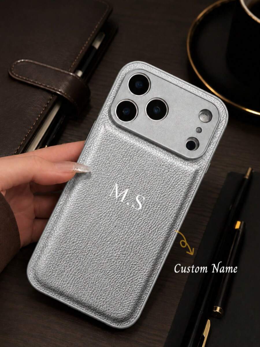 客製化奢華荔枝紋人造皮革手機殼,字母姓名客製,適用於 Apple 18 17 16 15 14 13 12 11 Pro Max 16 Plus 17 Air,全包覆相機鏡頭防摔防落防指紋手機殼,金銀橘韓系極簡復古情侶手機殼,適合女性的生日禮物與聖誕禮物 - 銀色 - 查看 1