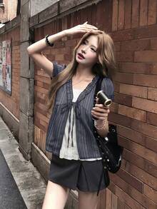 Blus Lengan Pendek Longgar Motif Garis Biru Segar dengan Detail Ikat Pinggang dan Fungsi 2 in 1 untuk Wanita, Warna Hitam Musim Panas - Hitam - View 1