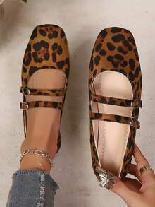 Sepatu Flat Wanita Nyaman dengan Tali Gesper Ganda, Motif Leopard, Ujung Persegi, Model Rendah - Coklat - View 2