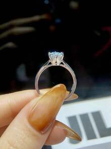 1件莫桑鑽戒指，優雅風格，0.5克拉，六爪鑲嵌，適合女性訂婚與日常配戴 - 銀色 - 查看 4