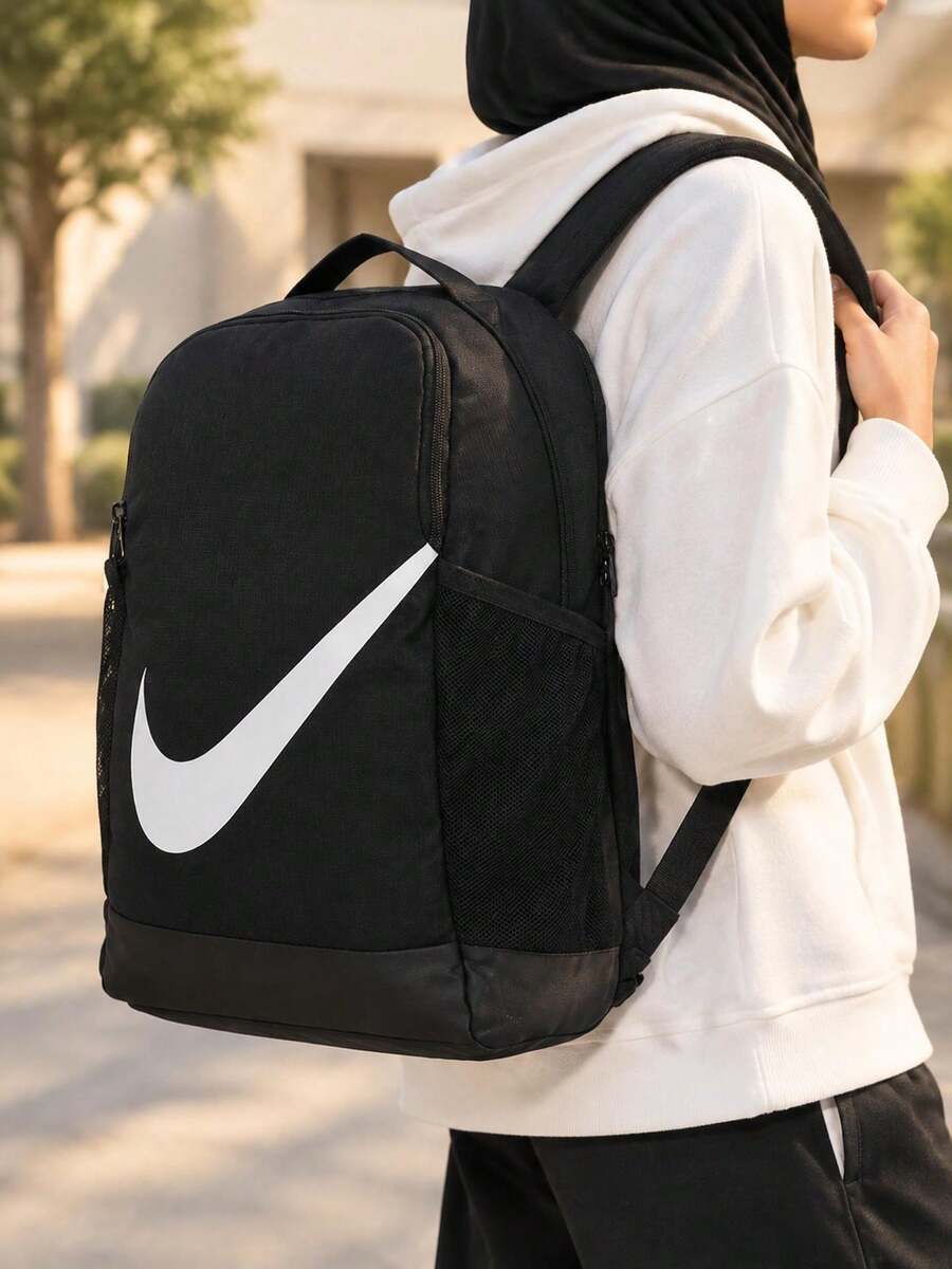 Nike 儿童背包 Y NK BRSLA BKPK - SP23 简约时尚背包,学生书包,运动休闲包,旅行收纳包,DV9436-010 - 黑/白 - 查看 1