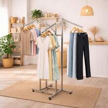 Rack Cromado de 4 Brazos Inclinados para Exhibir Ropa - Estructura Metálica Ajustable y Resistente - 1 - Ver 5