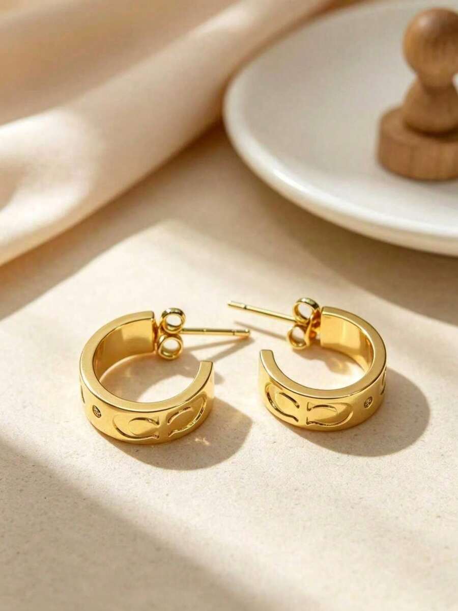 1 Pair Minimalist Embossed CD Double D C-Shaped Half Hoop Earrings For Women Daily Wear - Embossed Letter C Stud Earrings - View 1